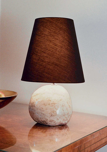 Single b&w stone lamp (c.24cm x 19cm)